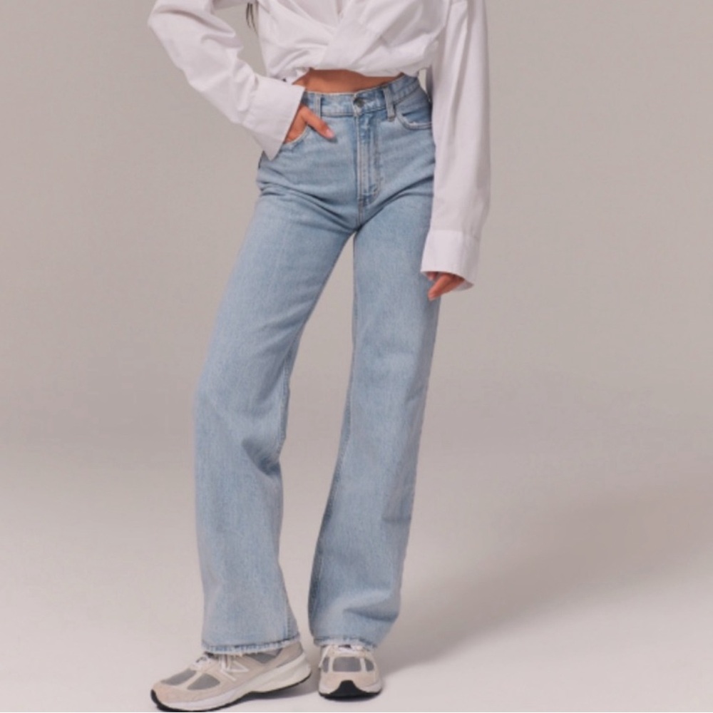 Abercrombie 24 Long Vintage Stretch Denim High Rise
90s Relaxed Jean Light Wash